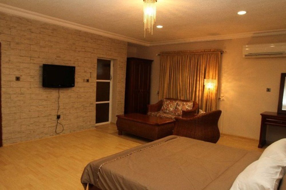 Fryburg Suites Aliayabiagba Εξωτερικό φωτογραφία