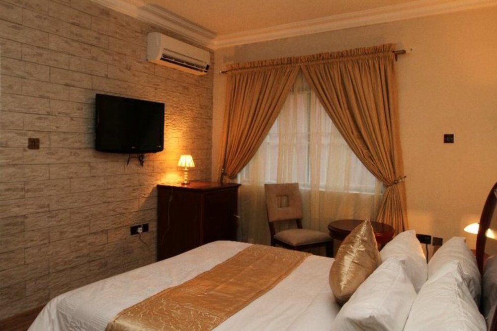 Fryburg Suites Aliayabiagba Εξωτερικό φωτογραφία