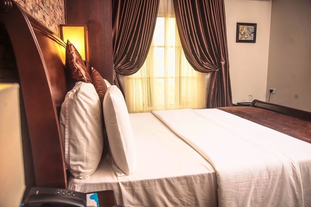 Fryburg Suites Aliayabiagba Εξωτερικό φωτογραφία
