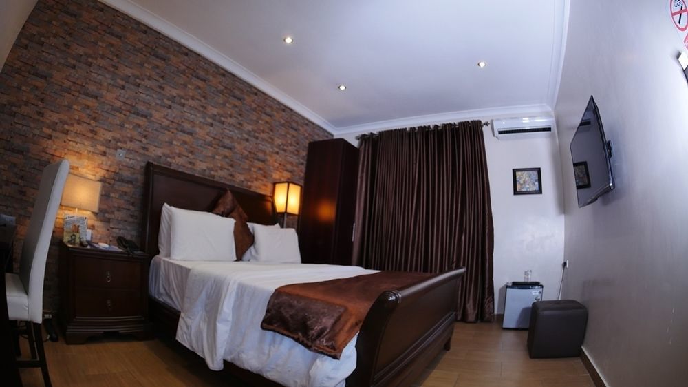 Fryburg Suites Aliayabiagba Εξωτερικό φωτογραφία