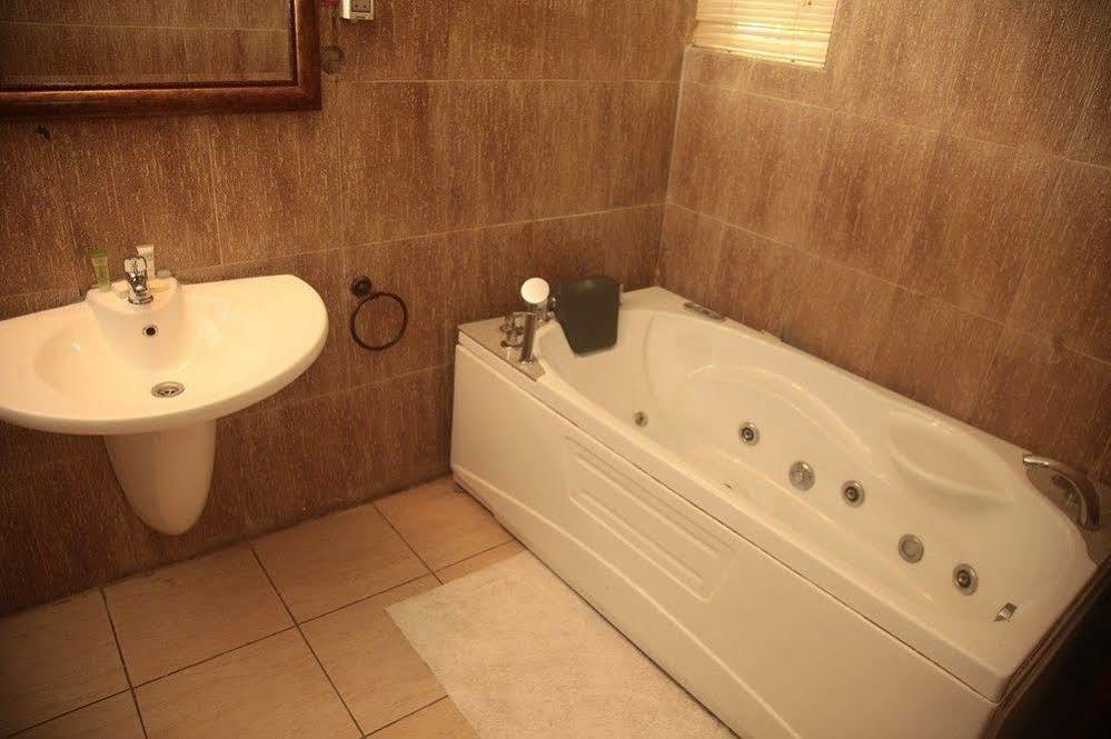 Fryburg Suites Aliayabiagba Εξωτερικό φωτογραφία